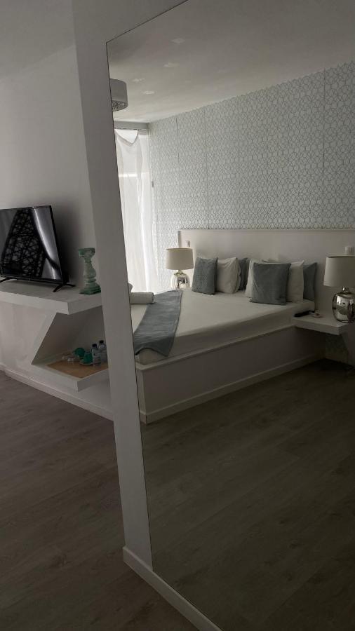 Brandao House Vandrarhem Caparica Exteriör bild